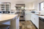 Fully equipped kitchen thats great for cooking and entertaining 